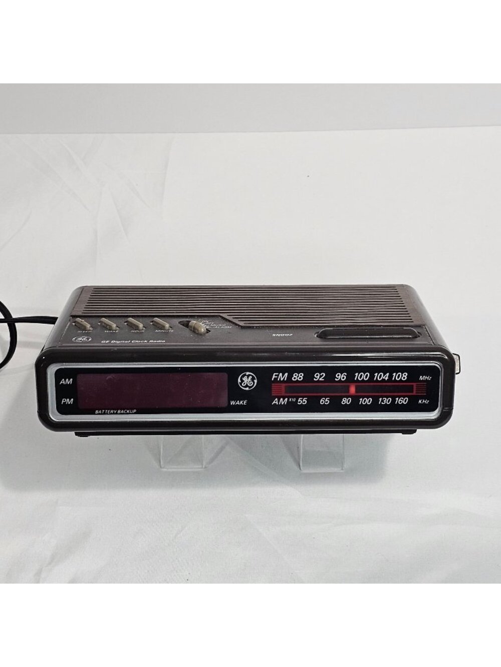 Vintage GE Digital Clock Radio AM/FM With Woodgrain Finish & Snooze Function